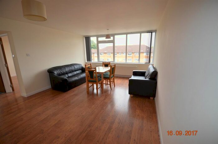 2 Bedroom Flat To Rent In Belmont Court, High Road, Whetstone, N20