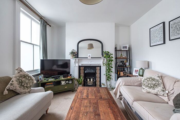 2 Bedroom Flat For Sale In Cephas Avenue, Stepney, E1