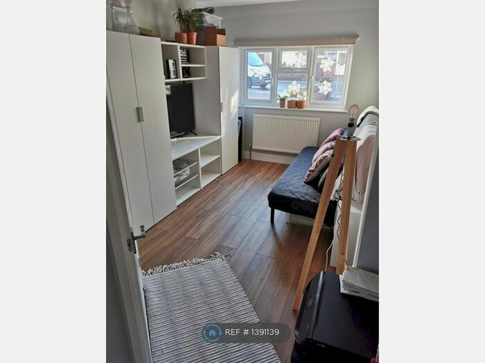 4 Bedroom Semi-Detached House To Rent In Westbrook Crescent, London, Barnet, EN4