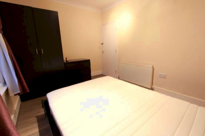 2 Bedroom Apartment To Rent In Woodhouse Road, London, N12