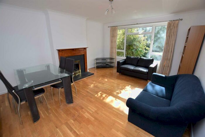 2 Bedroom Flat To Rent In Holden Road, Woodside Park, N12