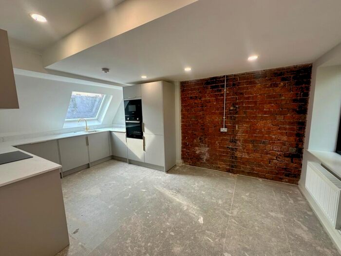 4 Bedroom Apartment To Rent In Hyde Terrace, Leeds, West Yorkshire, LS2