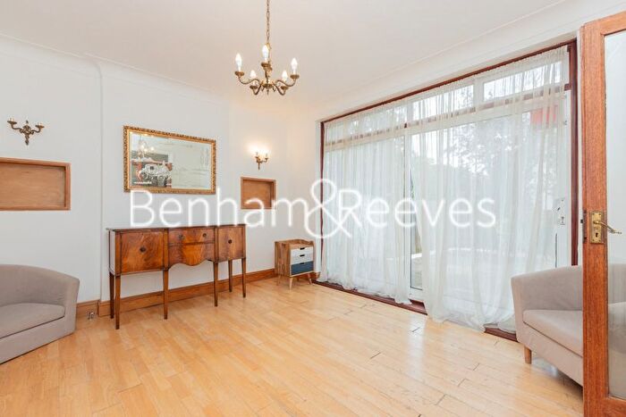 4 Bedroom Flat To Rent In Woodlands, Hampstead, NW11
