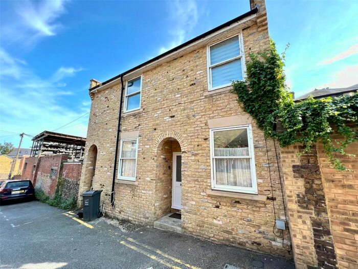 2 Bedroom Flat To Rent In Thanet Road, Broadstairs, Kent, CT10