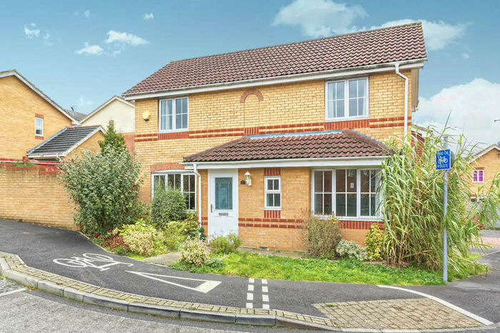 3 Bedroom Link Detached House To Rent In Hopper Vale, Bracknell, RG12