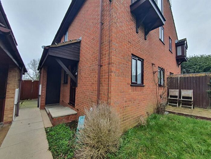 2 Bedroom End Of Terrace House For Sale In Aspen Close, Rushden, NN10