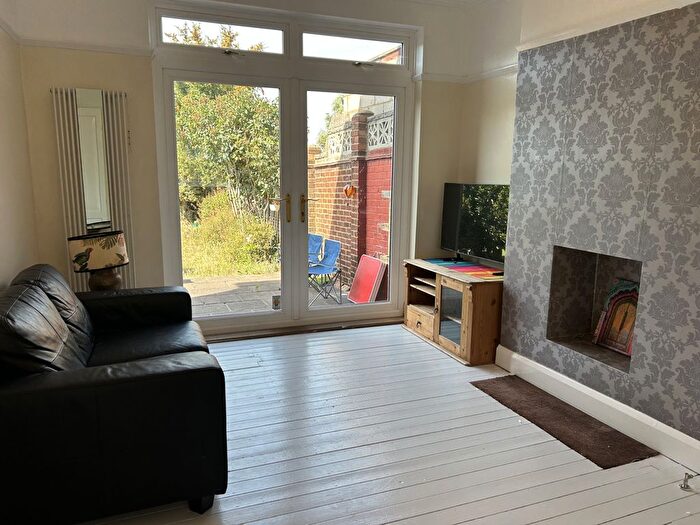 3 Bedroom Detached House To Rent In Carnanton Road, London, London, E17