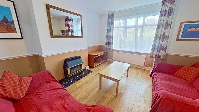 3 Bedroom Semi-Detached House To Rent In Kelso Gardens, Leeds, West Yorkshire, LS2