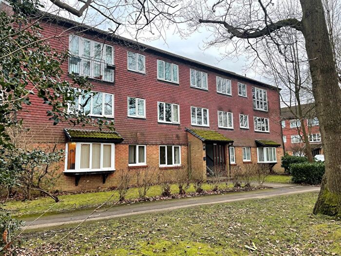 2 Bedroom Flat For Sale In Hallington Close, Horsell, Woking, GU21