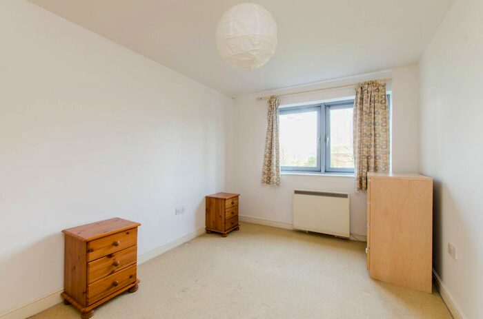 1 Bedroom Flat To Rent In Wallace Court, Balham, London, SW17