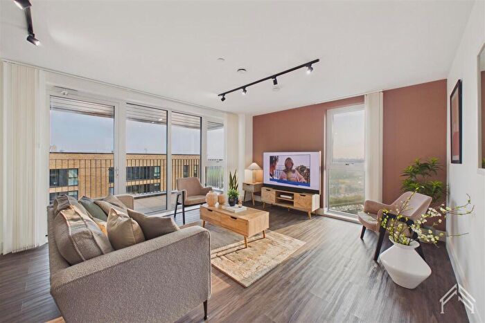 3 Bedroom Apartment To Rent In Mitre Way, North Kensington London, NW10