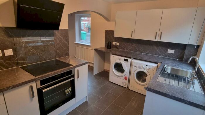 2 Bedroom Apartment To Rent In Hamilton Drive, Nottingham, NG7