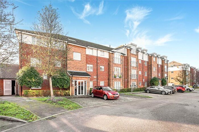 2 Bedroom Flat For Sale In Stokers Close, Dunstable, LU5
