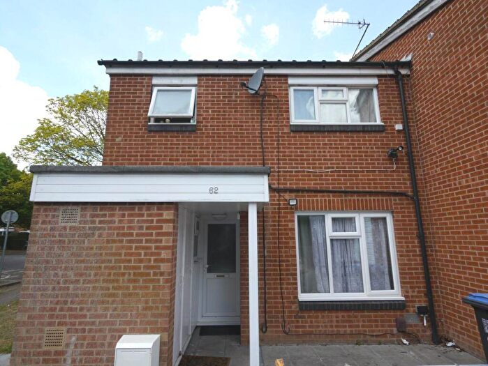 4 Bedroom Semi-Detached House To Rent In Hillfield, AL10