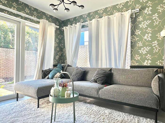 3 Bedroom Flat To Rent In Coopers Lane, London, E20