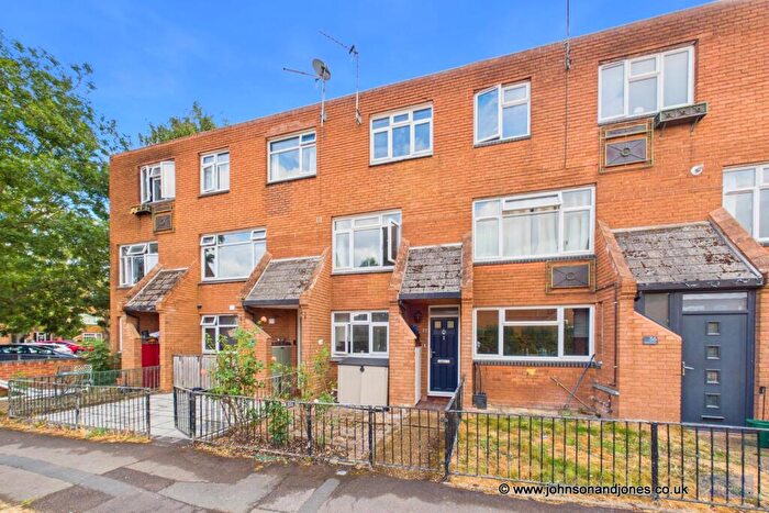 3 Bedroom Town House For Sale In Galsworthy Road, Chertsey, Surrey, KT16