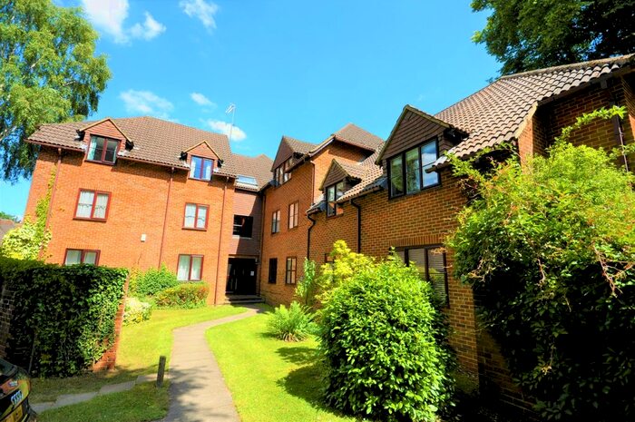 2 Bedroom Flat To Rent In Summerhouse Road, Godalming, GU7