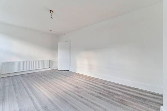 3 Bedroom Maisonette For Sale In Amhurst Road, Stoke Newington, London, N16