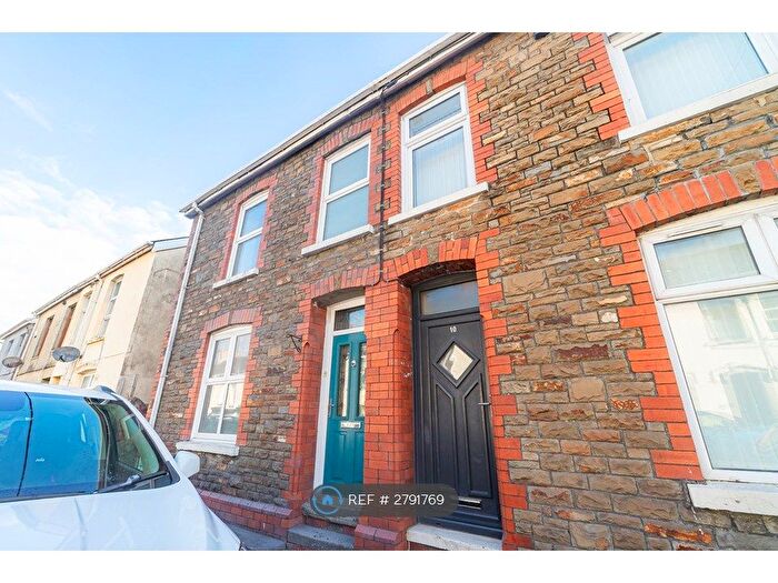 3 Bedroom Semi-detached House To Rent In Pemberton Road, Llanelli, SA14
