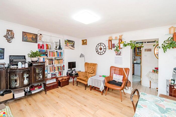 2 Bedroom Flat For Sale In Chiltern Green, Southampton, Hampshire, SO16