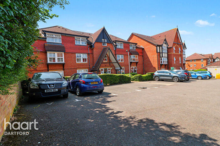2 Bedroom Apartment To Rent In Grange Crescent, Dartford, DA2