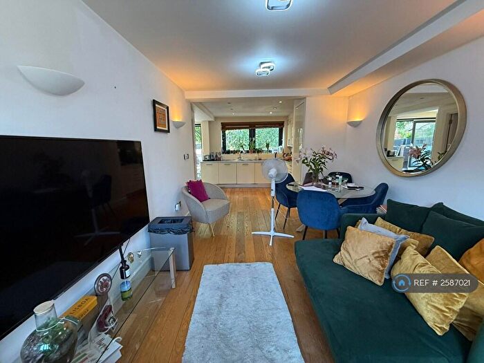 3 Bedroom Flat To Rent In Drummond Street, London, NW1