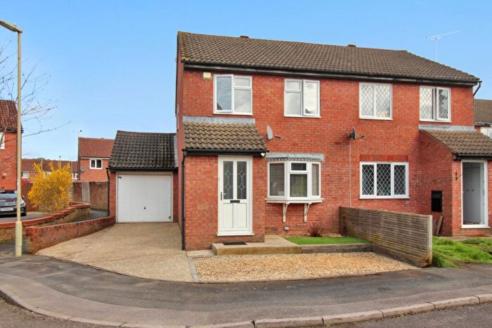 3 Bedroom Semi Detached House For Sale In Sunbury Close, Bordon, GU35