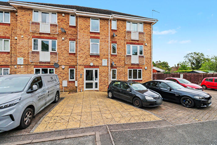 2 Bedroom Flat For Sale In Tyndale Mews, Cippenham, Berkshire, SL1