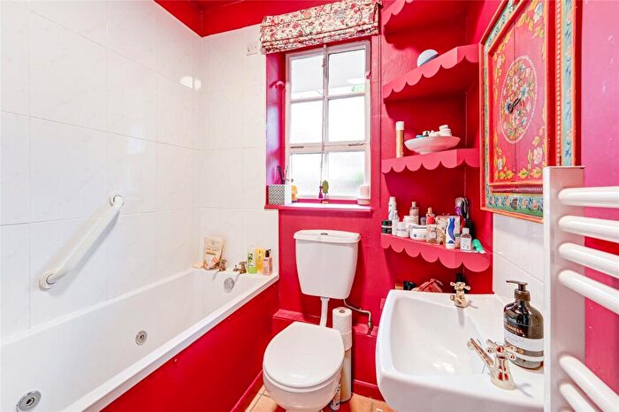 2 Bedroom Apartment To Rent In Vicarage Crescent, London, SW11