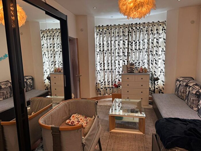 1 Bedroom Flat To Rent In Woodford Avenue, Ilford, IG2