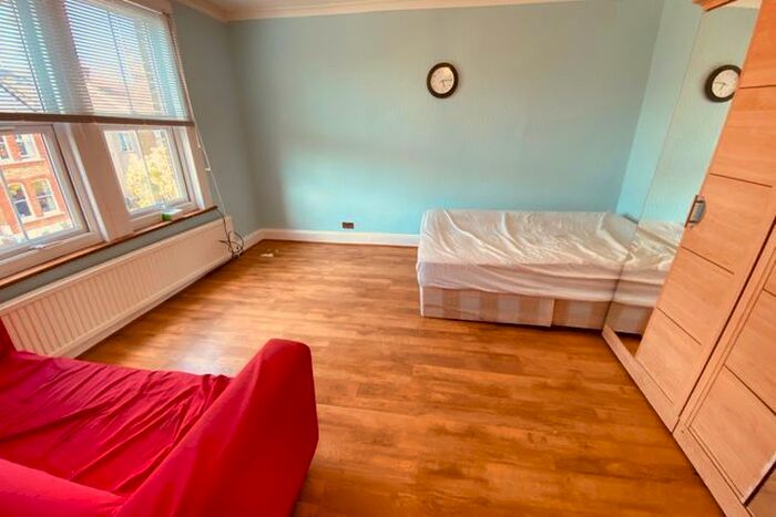 3 Bedroom Flat To Rent In Bedford Road, East Finchley, N2