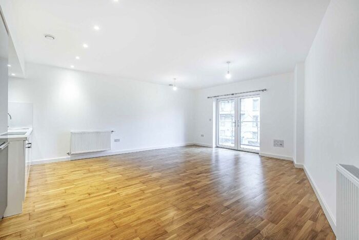 3 Bedroom Flat To Rent In Lakeside Drive, Park Royal, London, NW10