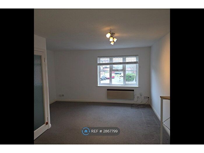 1 Bedroom Flat To Rent In The Greenway, Uxbridge, UB10