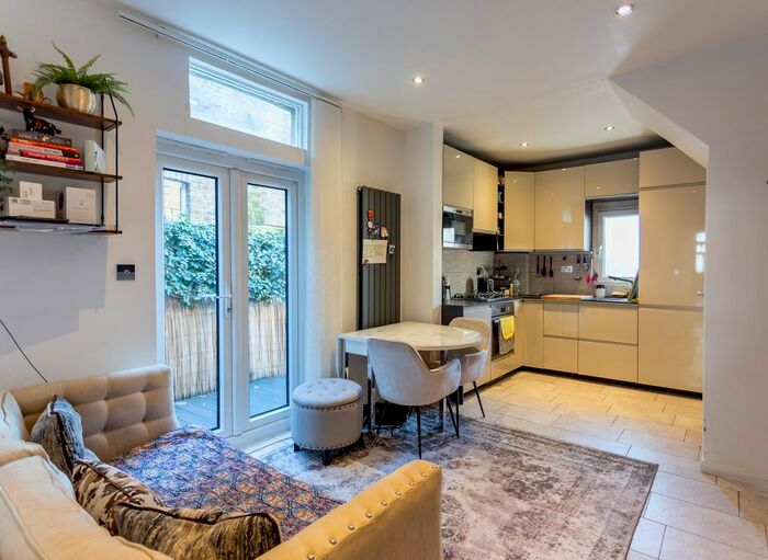 2 Bedroom Flat To Rent In Radbourne Avenue, Ealing, London, W5