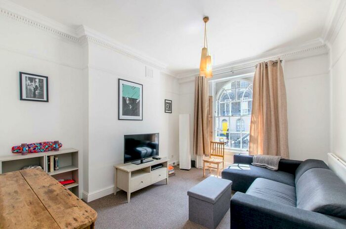 2 Bedroom Maisonette To Rent In River Street, Islington, London, EC1R