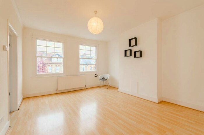 2 Bedroom Flat To Rent In Park Avenue, Wood Green, London, N22