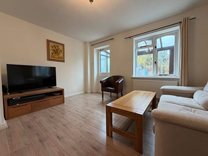 2 Bedroom House To Rent In Mallory Drive, Warwick, CV34