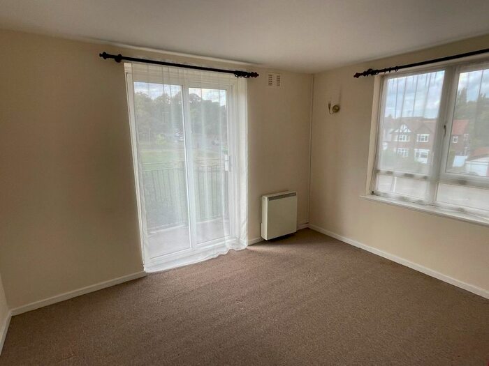 3 Bedroom Flat To Rent In Merridale Court, Merridale Road
