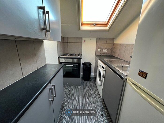 2 Bedroom Flat To Rent In Barrington Road, Altrincham, WA14