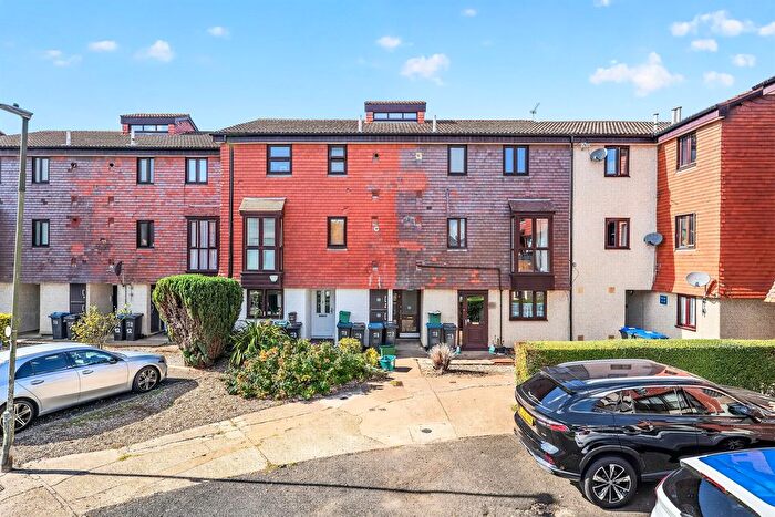 1 Bedroom Flat For Sale In Buttermere Close, Morden, SM4