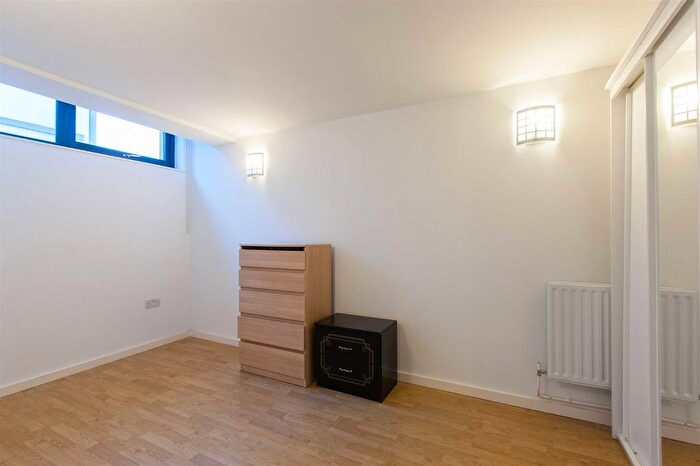 2 Bedroom Flat To Rent In Cowley Road, London, W3