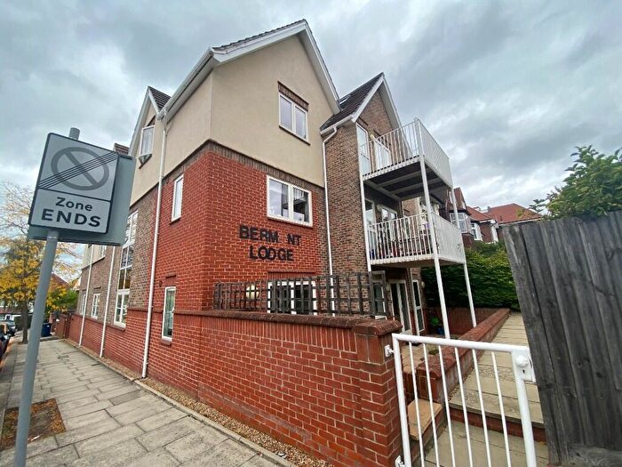 3 Bedroom Flat To Rent In Hendon Lane, London, N3