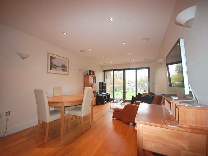 2 Bedroom Apartment To Rent In Hampton Court Road, East Molesey, KT8