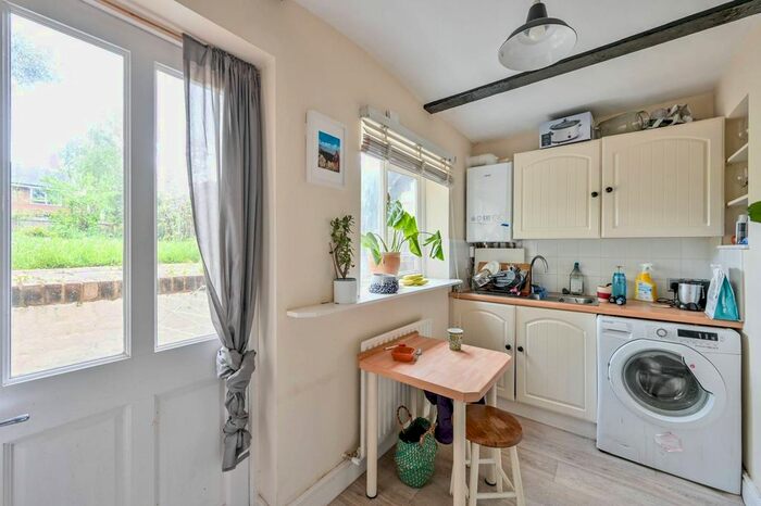 1 Bedroom Flat To Rent In Kempshott Road, Streatham Common, London, SW16