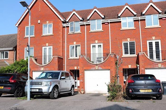 4 Bedroom Town House To Rent In Grasholm Way, Langley, SL3