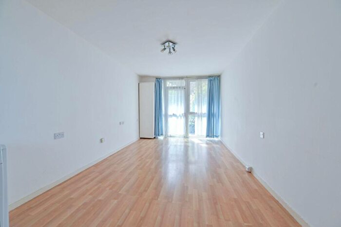 1 Bedroom Flat For Sale In Harfield Gardens, Peckham Rye, London, SE5