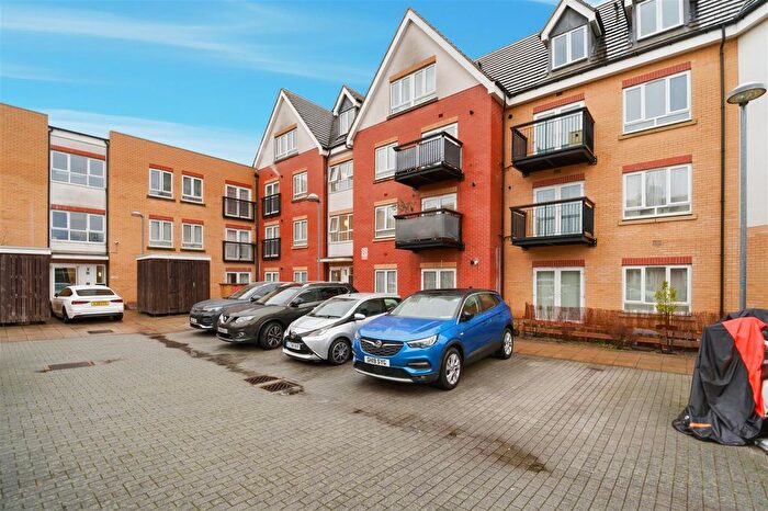 1 Bedroom Flat For Sale In Featherstone Road, Southall, UB2