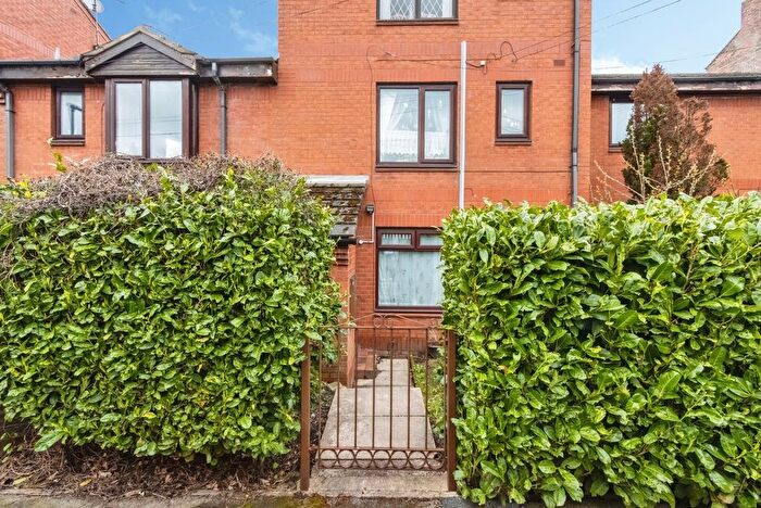 1 Bedroom Flat For Sale In Dickinson Court, Wakefield, West Yorkshire, WF1