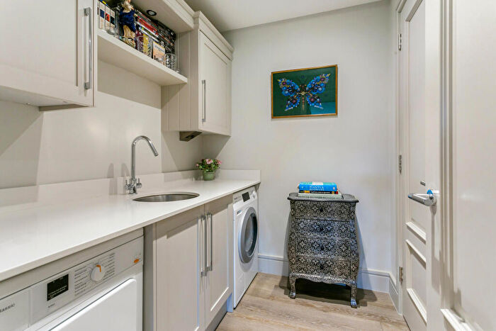 2 Bedroom Flat For Sale In Kingswood, Ascot, SL5