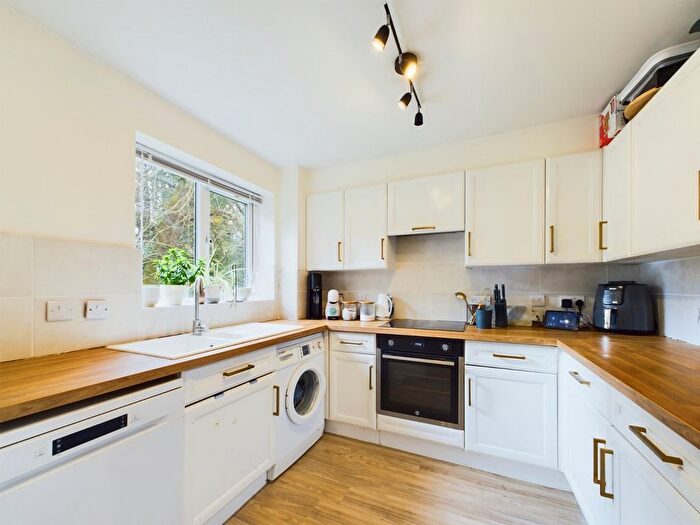 2 Bedroom Flat To Rent In Masefield Gardens, Crowthorne, Berkshire, RG45